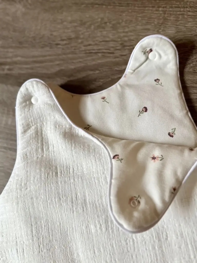 Gigoteuse en Double Gaze –doublé coton  fleuris- Ouverture Complète (0-6 mois) – Personnalisable